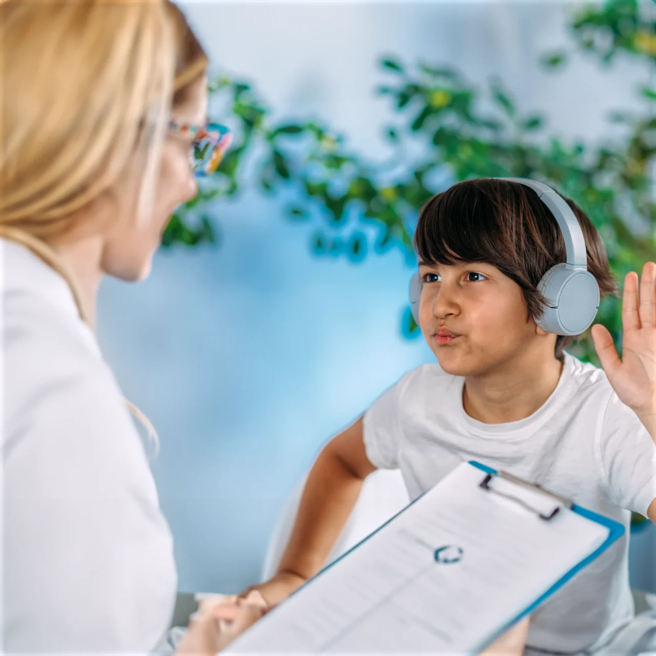 Dziecko podczas terapii Tomatisa